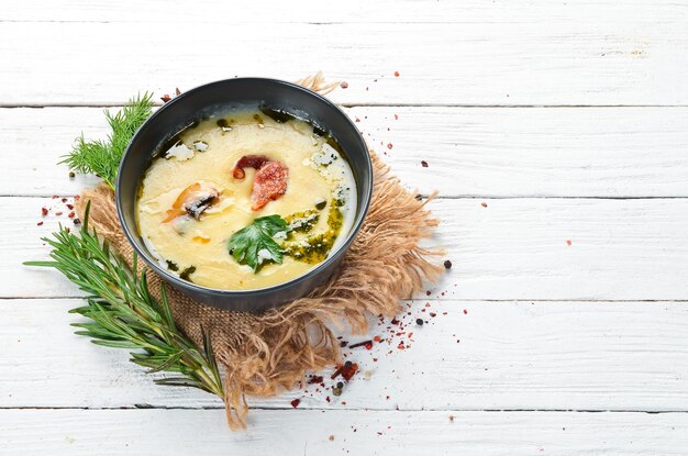 Kremowa zupa w misce